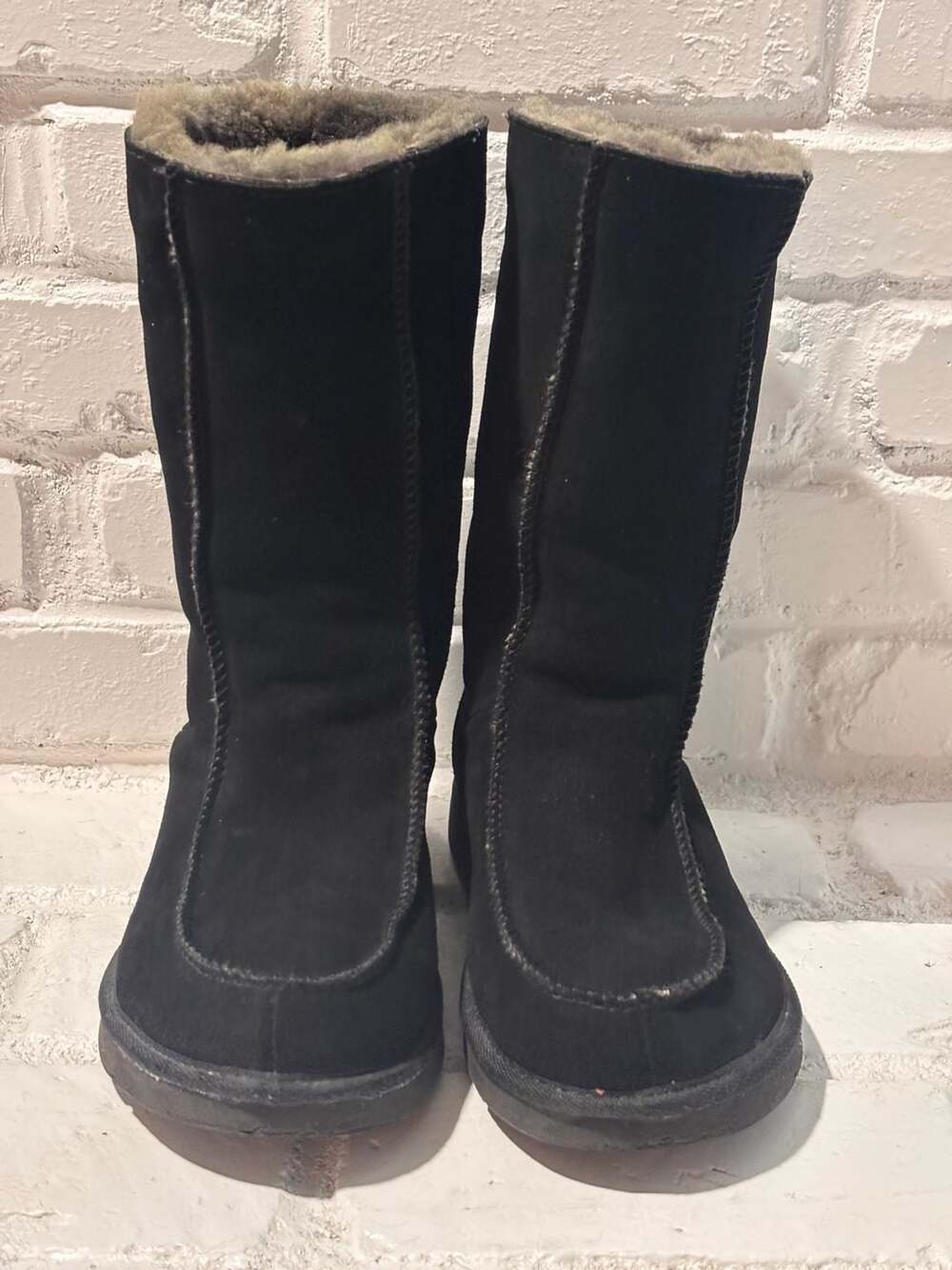 UGG Australia Downtown Suede Boots Women’s Size 8, Black, sheepskin lining